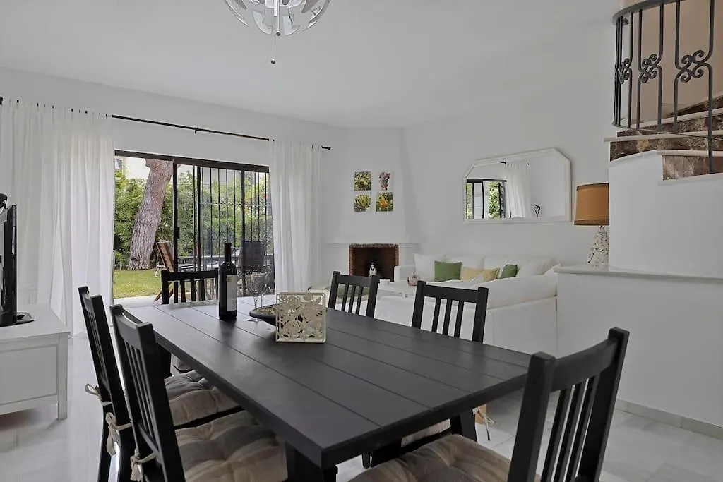 Marbella, Close To The Beach, Shared Pool, 5 Bedrooms Holiday home Marbella